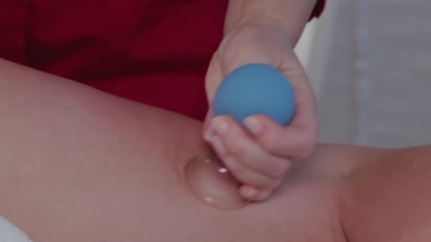 Massothérapeute professionnel fait massage thérapeutique avec les banques . — Video