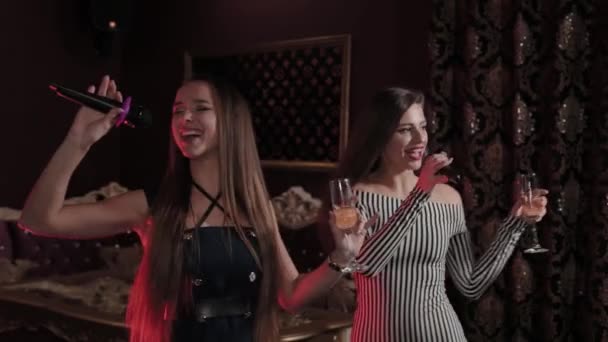 Meninas bonitas cantando no clube de karaoke . — Vídeo de Stock