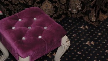 Restoranda kırmızı kadife tabure.