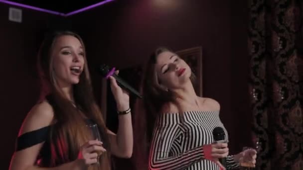 Krásné mladé dívky zpívající v karaoke klubu. — Stock video