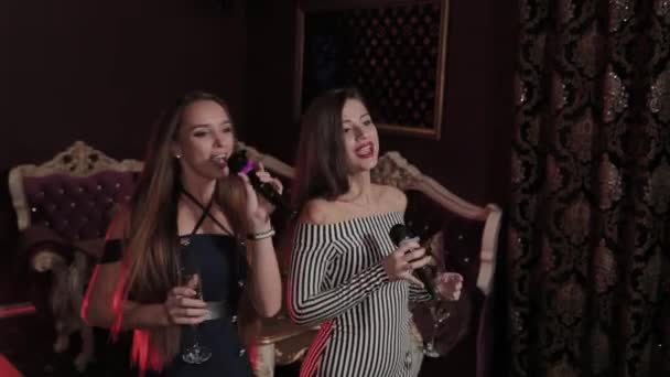 Meninas bonitas cantando no clube de karaoke . — Vídeo de Stock