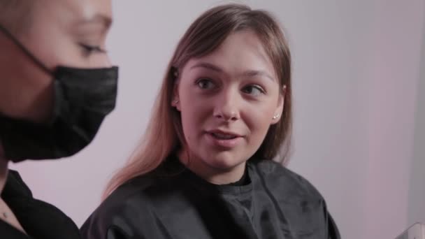 Esteticista feminina discute procedimentos futuros com um cliente . — Vídeo de Stock