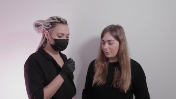 Professionelle Maskenbildnerin gibt einem Kunden einen Spiegel, um das Ergebnis zu sehen. — Stockvideo