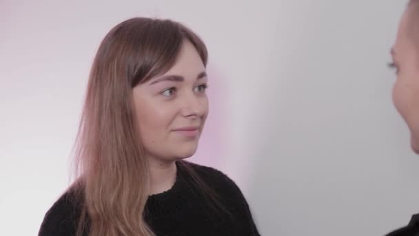 Female beautician discusses future procedures with a client. — 비디오