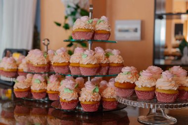 Şenlik masasında güzel taze kekler.