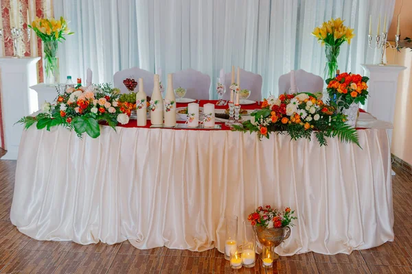 Beautiful decoration of the wedding table with flowers and candles. — Stock Photo, Image