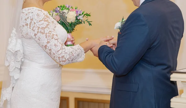 Mooie pasgetrouwden bij de plechtige registratie van het huwelijk. — Stockfoto