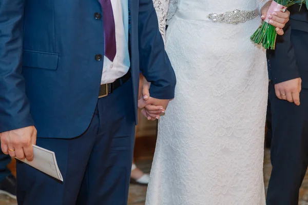 Belos recém-casados no momento do registro solene do casamento . — Fotografia de Stock