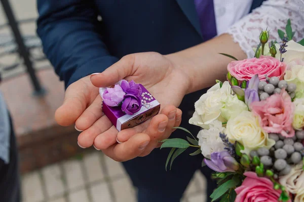 Bellamente diseñado cerradura en las manos de los recién casados . — Foto de Stock