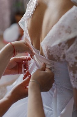 Genç bir gelin düğmeli gelinlik. Mutlu düğün günleri..