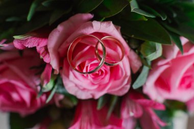 Gelinler buket yanında yeni alyanslar.