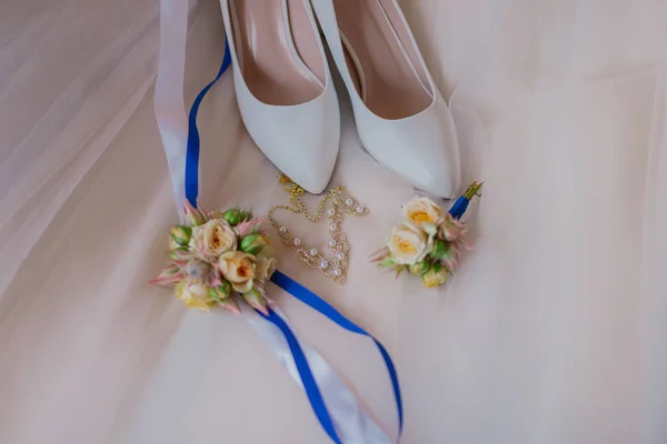 Beautiful wedding accessories of the bride. Happy wedding day. — 图库照片