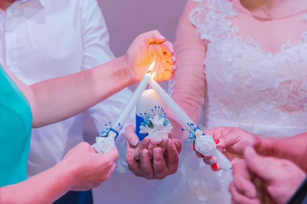 Beautiful newlyweds light a candle at a wedding celebration. — 스톡 사진