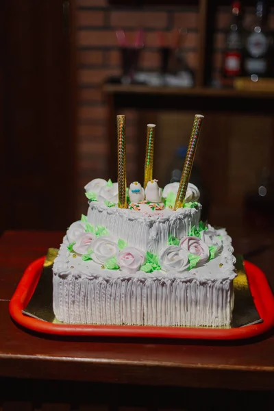 Schöne Hochzeitstorte bei einem Bankett an einem glücklichen Hochzeitstag. — Stockfoto