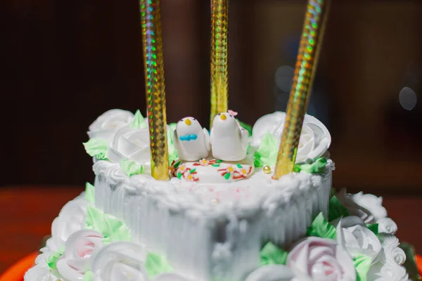 Schöne Hochzeitstorte bei einem Bankett an einem glücklichen Hochzeitstag. — Stockfoto