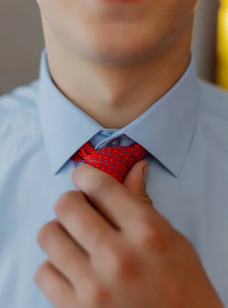 A young man puts on a tie. Businessman. — ストック写真