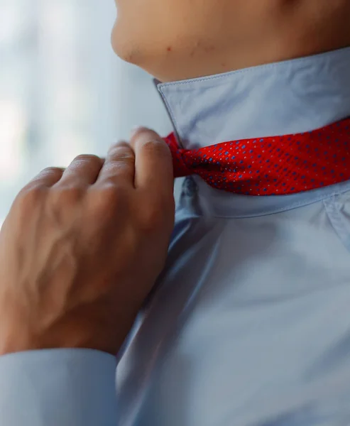 A young man puts on a tie. Businessman. — 스톡 사진