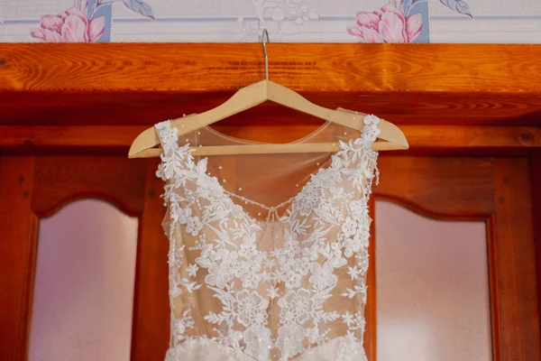 Belle robe de mariée sur un cintre un jour de mariage heureux . — Photo