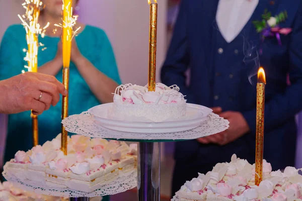 Mooie verse taarten op de feestelijke tafel. — Stockfoto