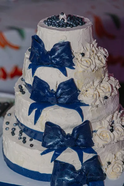 Όμορφη γαμήλια τούρτα σε ένα συμπόσιο σε μια ευτυχισμένη ημέρα του γάμου. — Φωτογραφία Αρχείου