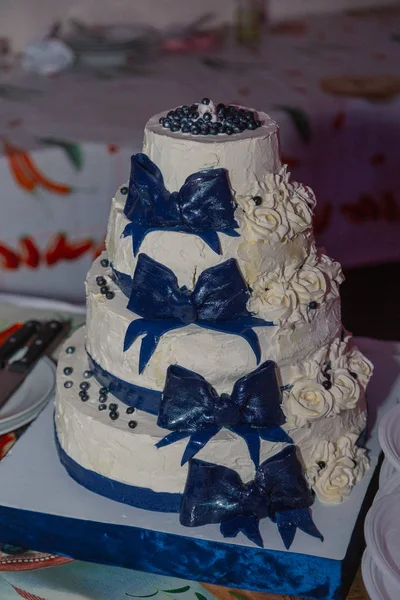 Belo bolo de casamento em um banquete em um dia de casamento feliz . — Fotografia de Stock