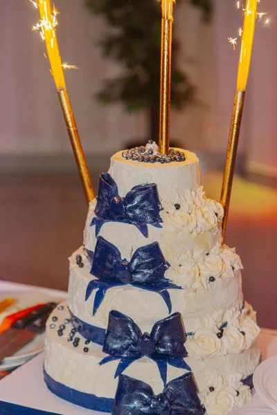 Όμορφη γαμήλια τούρτα σε ένα συμπόσιο σε μια ευτυχισμένη ημέρα του γάμου. — Φωτογραφία Αρχείου