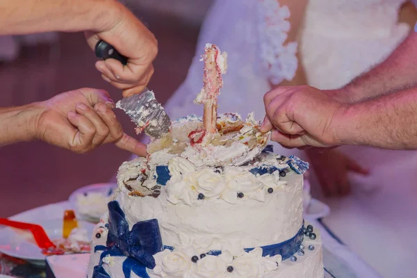 Beautiful wedding cake at a banquet on a happy wedding day. — Stock Photo, Image