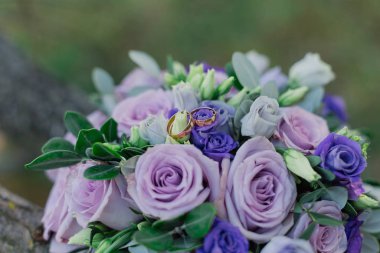 Gelinler buket yanında yeni alyanslar.