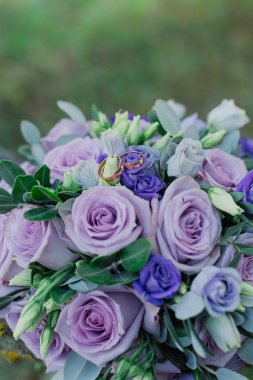 Gelinler buket yanında yeni alyanslar.