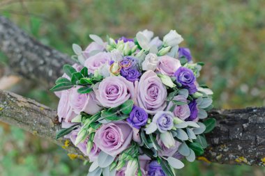 Gelinler buket yanında yeni alyanslar.