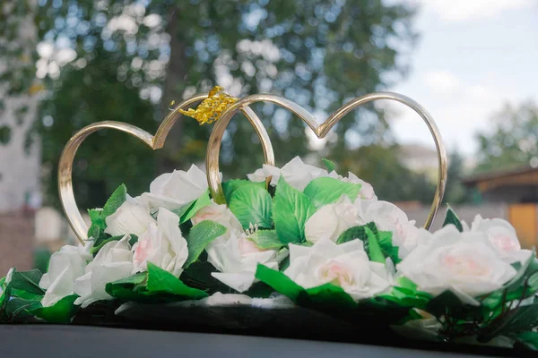 Mooie florale decoratie is op een bruiloft auto. — Stockfoto