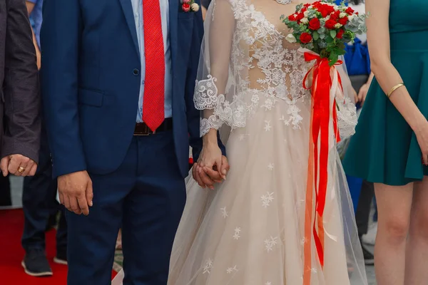 Beautiful newlyweds at the solemn registration of marriage. — Stock Photo, Image