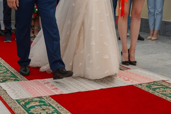 Mooie pasgetrouwden bij de plechtige registratie van het huwelijk. — Stockfoto