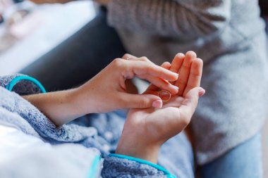 Genç bir kadın elinde alyans tutuyor..