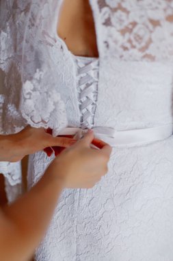 Genç bir gelin düğmeli gelinlik. Mutlu düğün günleri..