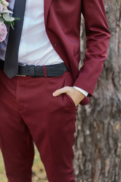Jonge zakenman houdt hand in hand broekzak. — Stockfoto