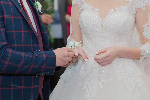 幸せな新郎は結婚式の登録で花嫁にリングを置きます. — ストック写真