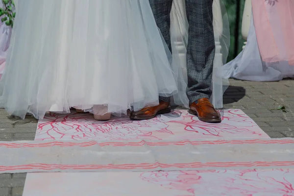 Joven novia feliz con un ramo de boda por un ramo . — Foto de Stock