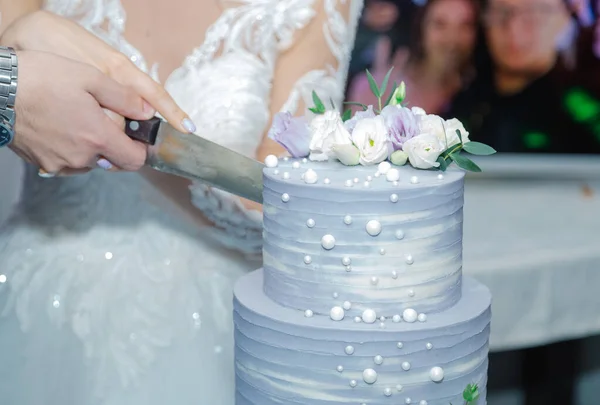 Piękny tort weselny na bankiecie w szczęśliwy dzień ślubu. — Zdjęcie stockowe