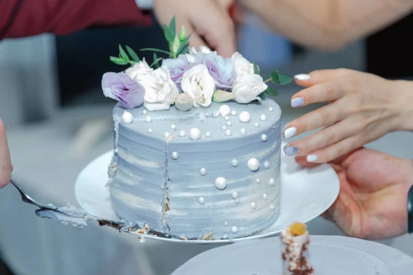 Прекрасный свадебный торт на банкете в счастливый день свадьбы . — стоковое фото