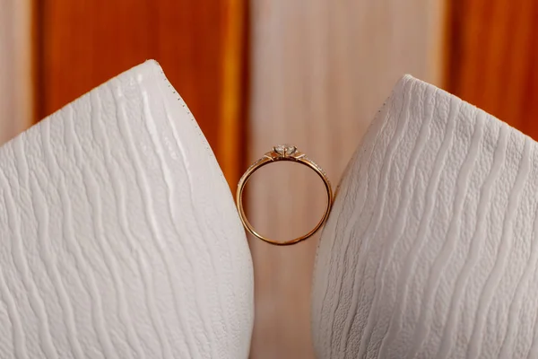 Scarpe da donna da sposa con anello di nozze illuminato da luce fotografica . — Foto Stock
