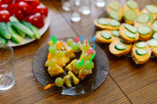 Verse broodjes op spiesjes. Snacks voor gasten. — Stockfoto