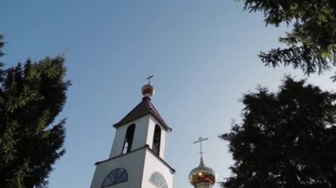 Gökyüzüne karşı kilisenin güzel altın kubbeler.