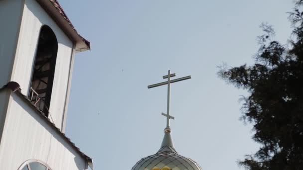 Belle cupole dorate della chiesa contro il cielo . — Video Stock