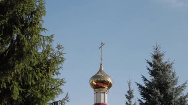Gökyüzüne karşı kilisenin güzel altın kubbeler.