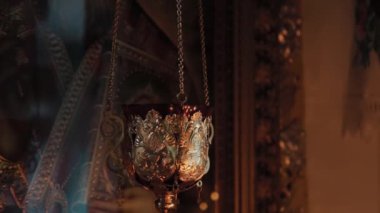 Kilise ayini sırasında şamdanla kilise mumlarını yakmak..