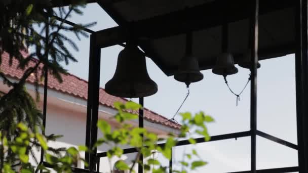 Kilise cemaatini uyarmak için sokakta metal kilise çanları. — Stok video