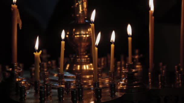 Quemando velas de la iglesia en un candelero durante los servicios de la iglesia . — Vídeos de Stock