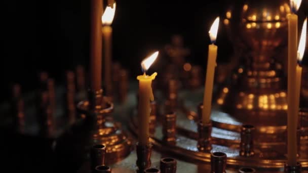 Brûler des bougies d'église sur un chandelier pendant les offices religieux . — Video