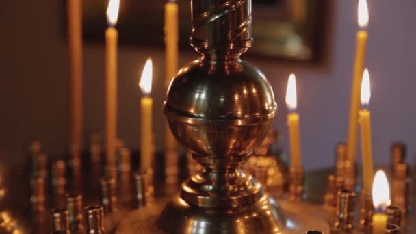 Quemando velas de la iglesia en un candelero durante los servicios de la iglesia . — Vídeos de Stock